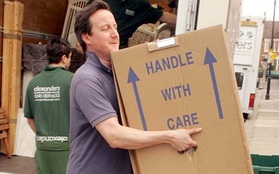 Sự thật phía sau bức ảnh ông David Cameron tự tay bê đồ sau khi hết nhiệm kỳ Thủ tướng Anh