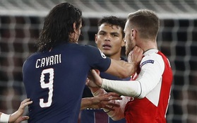 Giroud túm cổ hỏi tội Cavani vì cú đấm vào mặt Ramsey