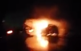 Ô tô 4 chỗ bốc cháy dữ dội trên cao tốc Hà Nội – Lào Cai