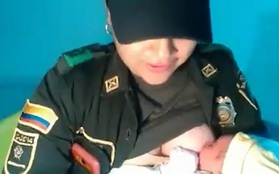 Nữ cảnh sát cho em bé bị bỏ rơi đang đói lả bú sữa khiến dân mạng xúc động