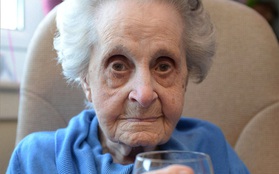 Hút 20 điếu thuốc mỗi ngày suốt 75 năm nay, cụ bà 102 tuổi vẫn khỏe re