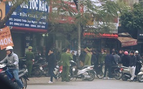 Hà Nội: Hai thanh niên bịt mặt cầm dao xông vào ngân hàng giữa trưa