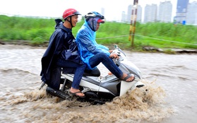 Người Sài Gòn bì bõm lội nước vì đường biến thành sông sau cơn mưa