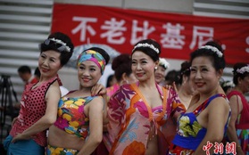 500 chị em U60 Trung Quốc nô nức rủ nhau đi thi trình diễn bikini