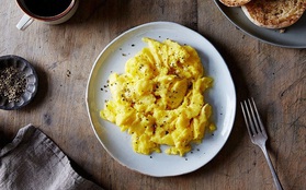 “Học lỏm” các đầu bếp Pháp cách biến trứng khuấy bình dân thành món ăn thượng hạng