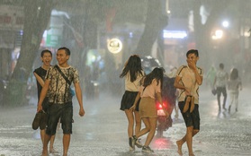 Chùm ảnh: Nhiều người thích thú tắm mưa đến ướt sũng trên phố đi bộ Hà Nội