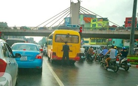 Trố mắt cảnh tài xế xe buýt tranh thủ tè bậy trong khi chờ đèn đỏ ngay ngã tư Thủ đô