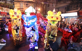 Hào hứng xem múa lân rồng đèn LED trên phố cổ Hà Nội