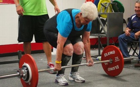 Sốc với cụ bà 78 tuổi nâng tạ 102 kg