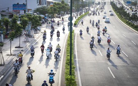 Hàng nghìn xe máy lấn hết làn đường ô tô trên đại lộ Phạm Văn Đồng ở Sài Gòn