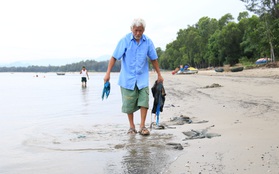 "Ông bụt" suốt 6 năm nhặt rác không công trên bãi biển Đà Nẵng