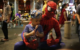Nhóm bạn trẻ hóa thân thành người nhện bán kẹo kéo trên phố đi bộ Nguyễn Huệ