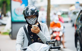Chỉ mới 10 ngày, Pokemon đã thay đổi hành vi lái xe của người Việt: Đi bằng một tay, mắt cắm vào điện thoại!