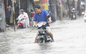 Nhiều tuyến đường ở Sài Gòn ngập nặng sau cơn mưa lớn