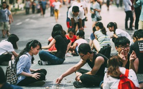 Gặp gỡ nhóm bạn trẻ mang trò chơi dân gian đến giữa lòng phố đi bộ ở Hà Nội