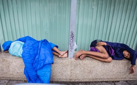 Trạm xe buýt phố đi bộ - Chỗ ngủ của 2 anh em mồ côi trong những ngày Sài Gòn trở lạnh