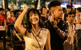 Chùm ảnh: ​Giới trẻ Sài Gòn chia phe "đấu tuyết" tưng bừng trong đêm Noel