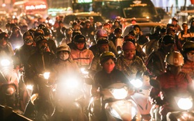 Chùm ảnh: Người dân ùn ùn đổ về quê nghỉ lễ, đường phố Hà Nội tắc nghẽn kéo dài