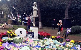 Fan trải đầy hoa trên mộ Diêu Bối Na một năm sau ngày cô mất vì ung thư