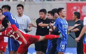 Cựu sao Chelsea và đồng đội bị đội bóng nghiệp dư Trung Quốc đánh "sấp mặt"