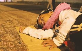 Người vô gia cư và giấc ngủ không còn cô đơn bên phong bao lì xì của người Sài Gòn