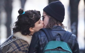 Kristen Stewart công khai hôn môi người yêu đồng giới