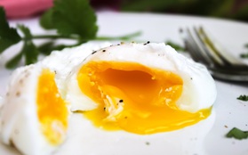 Học đầu bếp nổi tiếng 3 bước chần trứng “tiêu chuẩn” biến món bình dân trở nên ngon lạ kì