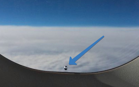 Tại sao tất cả cửa sổ máy bay lại tồn tại một lỗ nhỏ?
