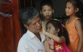 Chuyện về một "người cha" xây nghĩa trang cho hàng nghìn thai nhi và nhận nuôi trẻ mồ côi ở Nha Trang