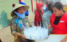 Hàng trăm ly trà đá miễn phí mát lòng khách thập phương đến viếng chùa Bà Thiên Hậu
