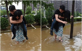 Sợ người yêu bị ướt giày, cô gái trẻ kiên quyết lội nước cõng chàng trai qua đường