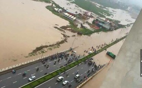 Clip: Cảnh ngập lụt kinh hoàng ở Hà Nội sau trận mưa lớn kéo dài