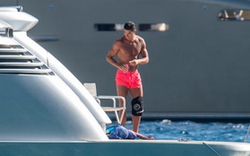 Ronaldo tắm biển với đầu gối băng kín