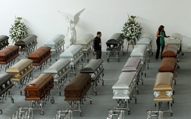 Hình ảnh đầy đau xót trong nhà tang lễ nơi đặt thi hài 19 cầu thủ Chapecoense xấu số