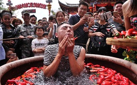 Nóng gần chết nhưng người dân Trung Quốc vẫn nô nức đi thi ăn ớt