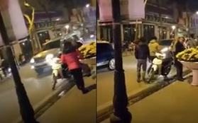 Clip: Người đàn ông tiện tay "nhấc" hoa trang trí trên phố để "lấy lộc" trong đêm giao thừa