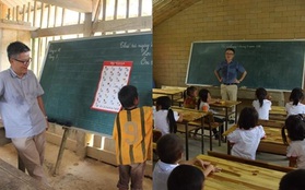 2 năm trước GS Ngô Bảo Châu dạy học trên nền đất, 2 năm sau nơi ấy đã là lớp học khang trang
