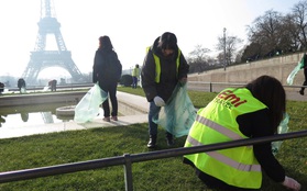 Người dân Nhật Bản thu dọn rác quanh tháp Eiffel