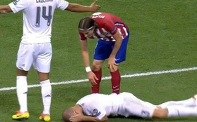 Trọng tài cũng thè lưỡi bó tay với màn ăn vạ thô thiển của Pepe