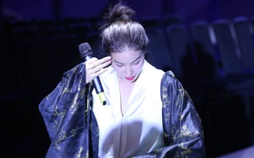 Phạm Hương mồ hôi nhễ nhại diễn tập trên sân khấu Elle Fashion Show 2016