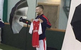 Fan Arsenal ăn mừng hụt vì ảnh ra mắt của Jamie Vardy "fake"