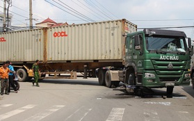 Mẹ nằm dưới bánh xe container, bé 4 tuổi gào khóc thảm thiết