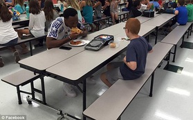 Câu chuyện tuyệt vời phía sau bức ảnh cậu bé tự kỷ ngồi ăn với cầu thủ bóng đá