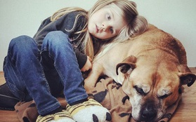 Giây phút vĩnh biệt đầy xúc động của cô bé 6 tuổi với chú chó mù và điếc
