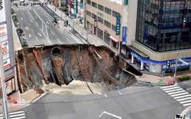 "Hố tử thần" khổng lồ tách đôi đường phố Nhật Bản