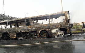 Hà Nội: Xe khách giường nằm cháy trơ khung trên cầu vượt An Khánh
