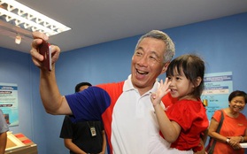 Thủ tướng Singapore Lý Hiển Long tự sướng bằng smartphone gì?