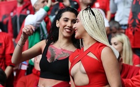 Fan nữ Albania tiếp tục "đại náo" trên khán đài
