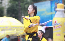 Hot girl Taekwondo Châu Tuyết Vân và 200 võ sinh khuấy động trước nhà hát thành phố