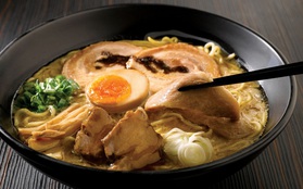 Cận cảnh hệ thống làm mì Ramen tự động trong một quán mì nổi tiếng